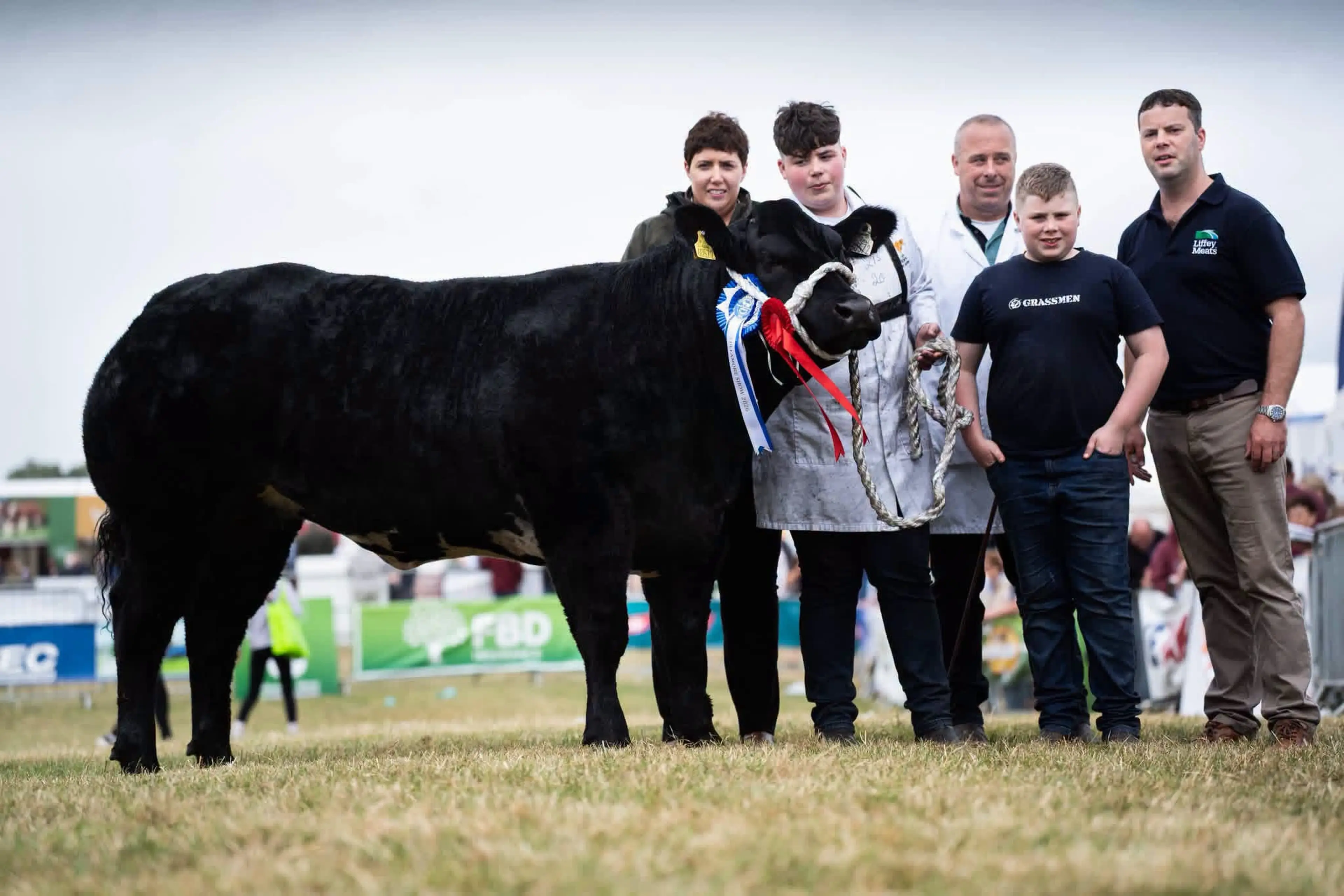 The Stevenson family with their James Bond VD Jorchrishoeve (BB4396) sired heifer / Chloe Goggins Photography